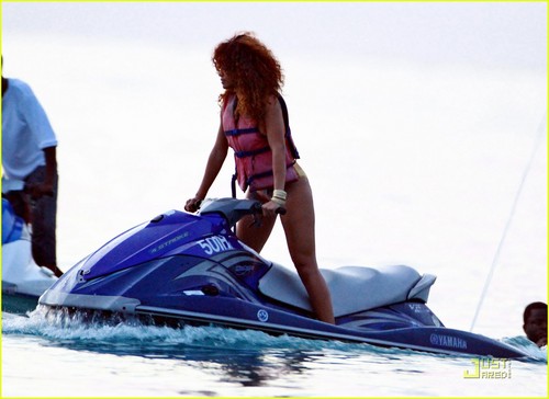  Rihanna: Bob Marley 泳装, 游泳衣 in Barbados!