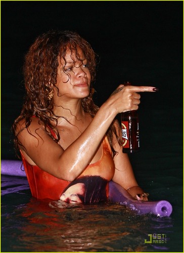  Rihanna: Bob Marley zwempak, badpak in Barbados!