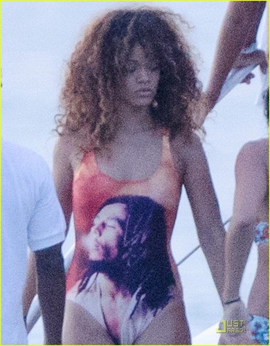  Rihanna: Bob Marley 水着 in Barbados!