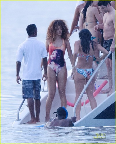  Rihanna: Bob Marley 수영복 in Barbados!