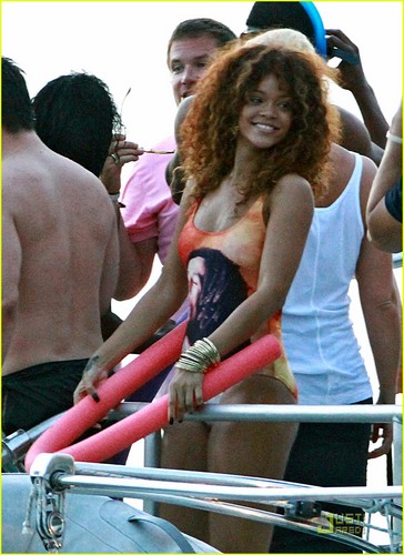  Rihanna: Bob Marley সাঁতারের পোষাক in Barbados!