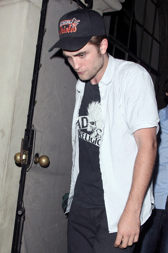  Rob Leaving The chateau Marmont Last Night