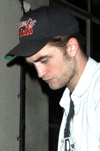  Rob Leaving The chateau Marmont Last Night