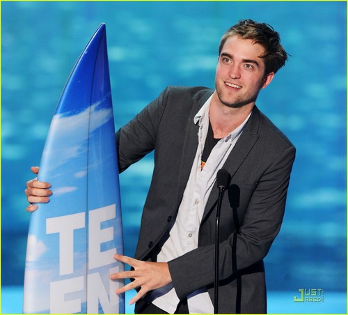  Robert Pattinson Wins Teen Choice Award