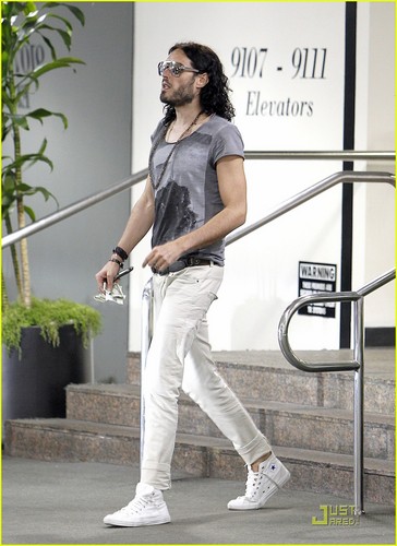  Russell Brand: Lunch tarehe In Beverly Hills!