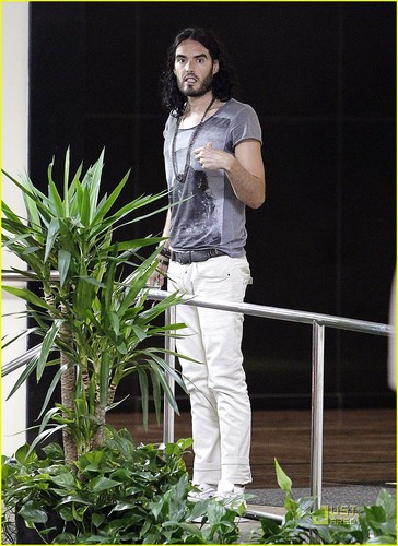  Russell Brand: Lunch rendez-vous amoureux, date In Beverly Hills!