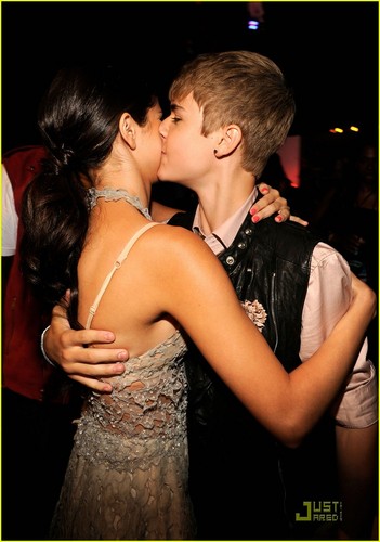  Selena Gomez & Justin Bieber: Teen Choice Awards Kiss!