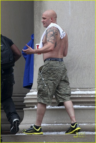  Shirtless Tom Hardy on the set 'The Dark Knight Rises'
