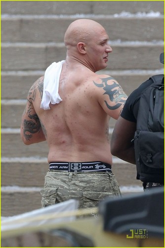  Shirtless Tom Hardy on the set 'The Dark Knight Rises'