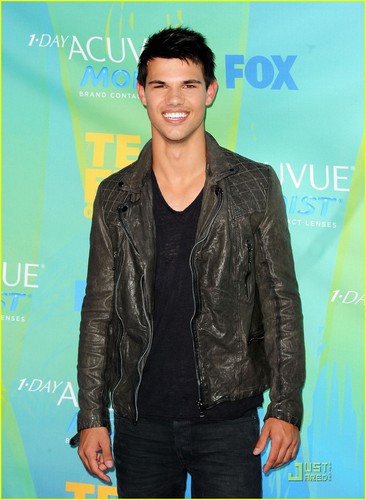  Taylor Lautner & Nikki Reed - Teen Choice Awards 2011