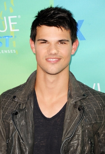Taylor at Teen Choice Awards - August 7