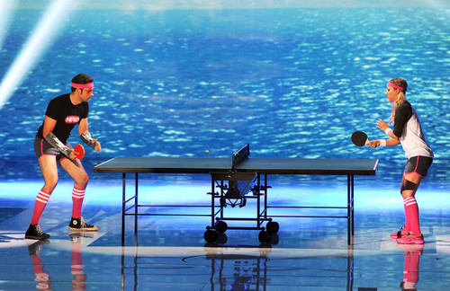  Zachary Levi & Kaley Cuoco On Stage @ the 2011 Teen Choice Awards