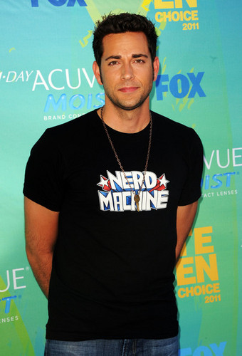  Zachary Levi @ the 2011 Teen Choice Awards