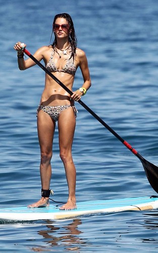  Alessandra Ambrosio out paddleboarding in Hawaii (August 10).