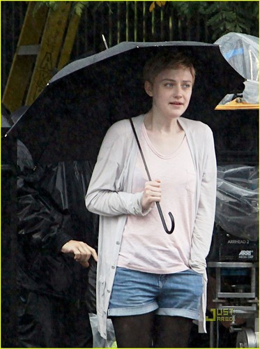 Dakota Fanning: Stand Under My Umbrella!