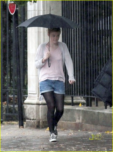 Dakota Fanning: Stand Under My Umbrella!