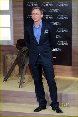  Daniel Craig: 'Cowboys & Aliens' Berlin Premiere!