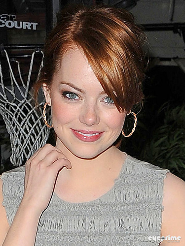  Emma Stone arrives at the Regis and Kelly 表示する in NY, Aug 11