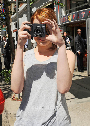  Emma Stone takes pics with Photogs as she leaves a Eatery in NY, Aug 11