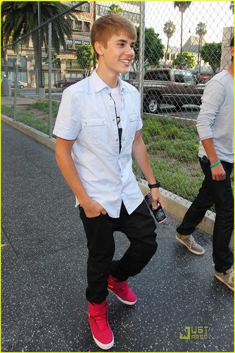 Justin Bieber: merah jambu Sneaker Stylin'