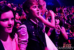 Justin dancing to the song "love you like a love song" :)