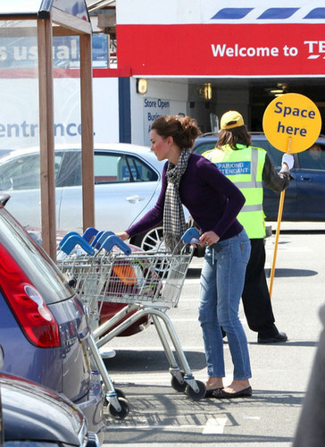  Kate Middleton at Tesco supermarkt
