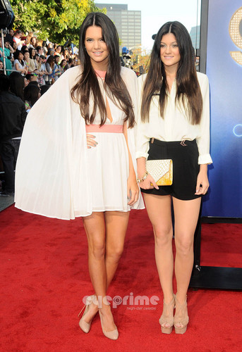  Kendall and Kylie Jenner: 欢乐合唱团 3D Premiere in Westwood, Aug 6