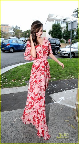  Miranda Kerr is red hot in a floral printed 맥시 dress while out on Monday (August 8