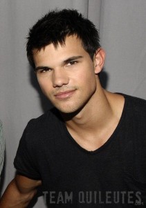  写真 of Taylor Lautner Backstage at the Teen Choice Awards