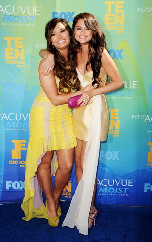  SEL AND DEMI TOGETHER AGAIN!