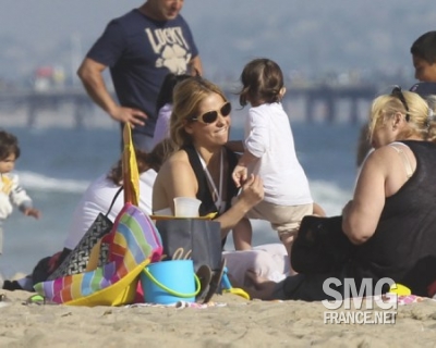  Sarah and charlotte at the playa (7th/Aug/11)