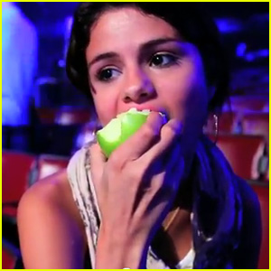  Selena Eats An appel, apple