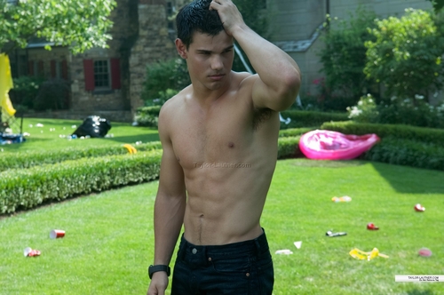  Taylor Lautner shirtless *FAINT*