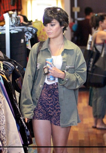  Vanessa - Shopping in Studio City with Stella - August 09, 2011