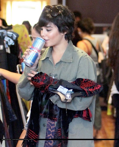  Vanessa - Shopping in Studio City with Stella - August 09, 2011