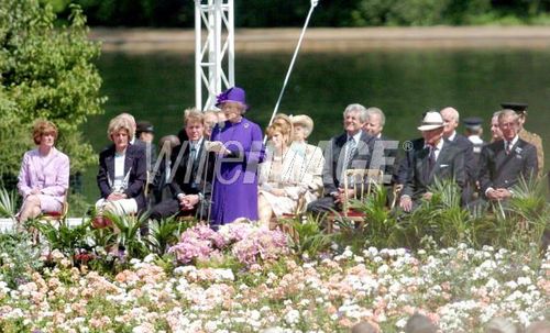  the opening of the фонтан built in memory of Diana, Princess of Wales, in London's Hyde Park