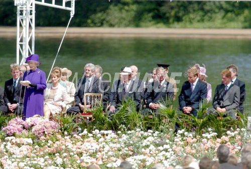  the opening of the 분수 built in memory of Diana, Princess of Wales, in London's Hyde Park