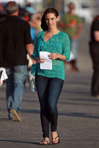  A radiant Jessica Lowndes takes a break from filming a romantic ビーチ scene on the set of "90210"