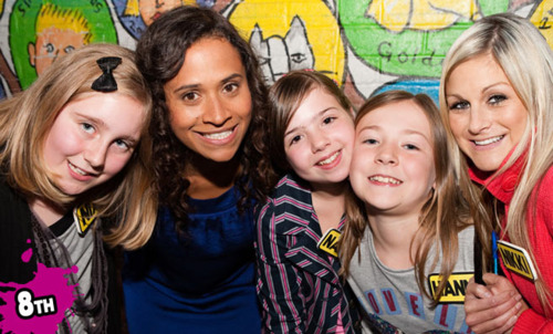 angel Coulby with fãs