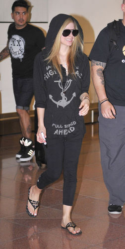  Avril Lavigne Greeted kwa mashabiki at an Airport in Tokyo!
