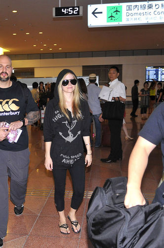  Avril Lavigne Greeted দ্বারা অনুরাগী at an Airport in Tokyo!
