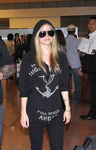  Avril Lavigne Greeted par fans at an Airport in Tokyo!