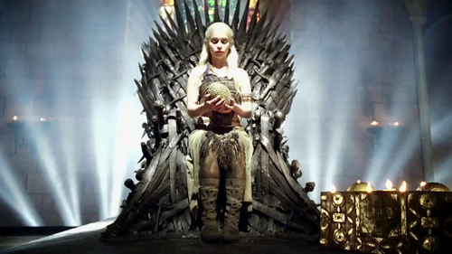  Daenerys Targaryen on Iron trono