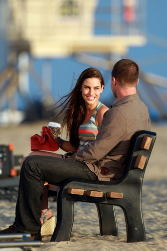  Jessica Lowndes films a romantic bờ biển, bãi biển scene on the set of "90210" in Los Angeles