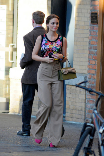  Leighton Meester wears a pair of high waisted pants on the set of "Gossip Girl" in NYC