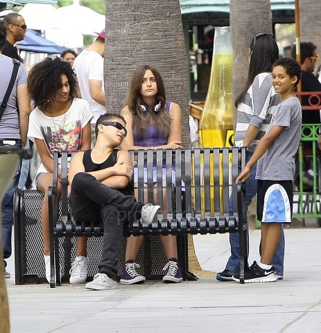  Michael Jackson's Three Children Spotted At Third mitaani, mtaa Promenade In Santa Monica, CA