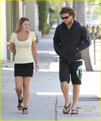  Sam Worthington Goes Out with His Girlfriend