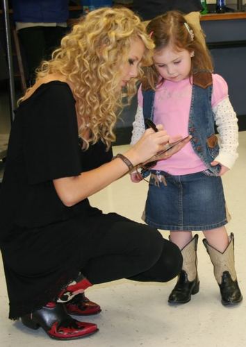  Taylor and her fan =W=